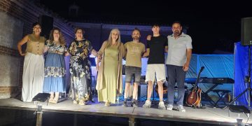 Cantaracillo recibe al grupo Arena en su X aniversario con un recital compartido con varios artistas sobre el escenario de la Cilla