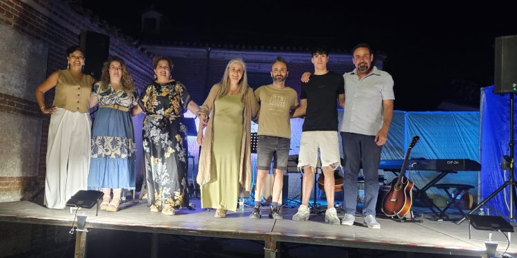 Cantaracillo recibe al grupo Arena en su X aniversario con un recital compartido con varios artistas sobre el escenario de la Cilla