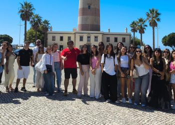 25 jóvenes disfrutan de un día de playa y turismo en Aveiro en una actividad organizada por el Ayuntamiento de Peñaranda