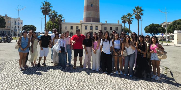 25 jóvenes disfrutan de un día de playa y turismo en Aveiro en una actividad organizada por el Ayuntamiento de Peñaranda