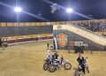 Babilafuente vibró anoche con un espectacular y novedoso show de freestyle sobre motos que se celebró en la plaza de toros
