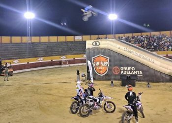 Babilafuente vibró anoche con un espectacular y novedoso show de freestyle sobre motos que se celebró en la plaza de toros