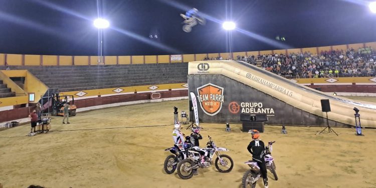 Babilafuente vibró anoche con un espectacular y novedoso show de freestyle sobre motos que se celebró en la plaza de toros
