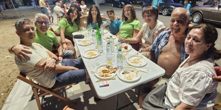 Babilafuente comparte una multitudinaria parrillada popular en un fin de fiestas que cerrará la verbena del Combo Dominicano