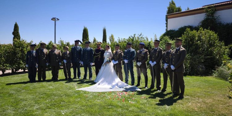 Bea y David celebran su boda en Peñaranda en una emotiva ceremonia en El Ventorro acompañados por sus familias y amigos