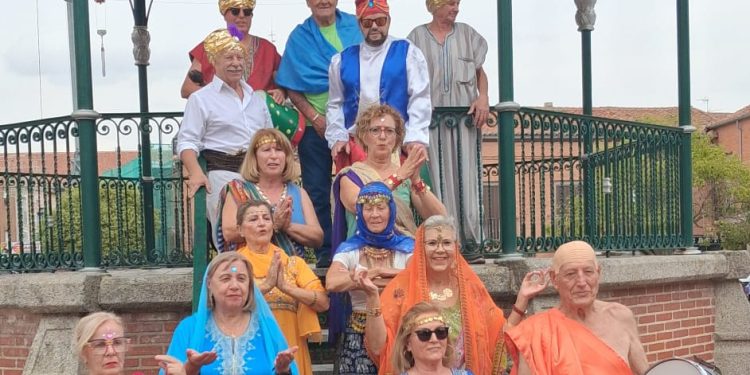 La histórica peña La Cabra, fiel a su costumbre en las Ferias y Fiestas de Peñaranda, esta vez disfrazados al estilo Bollywood