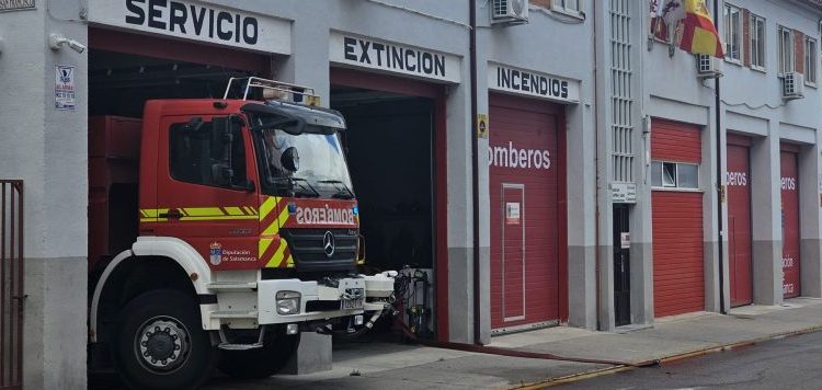 Incendio en unas instalaciones agrícolas de Nava de Sotrobal con la rápida intervención de los parques de Peñaranda y Villares