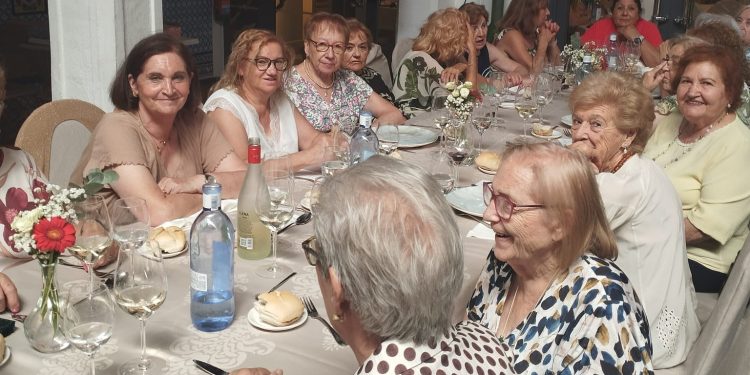 La asociación de mujeres de Bóveda del Río Almar celebra su fiesta con una exposición, misa y una comida de confraternidad
