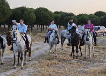 La magia de la luna llena acompañó la salida nocturna de la Asociación de Amigos del Caballo de Las Villas en Villoria