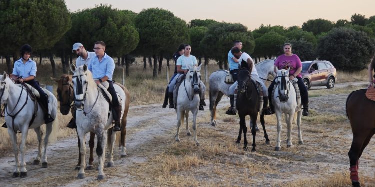 La magia de la luna llena acompañó la salida nocturna de la Asociación de Amigos del Caballo de Las Villas en Villoria