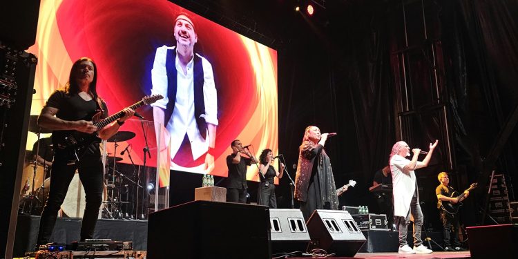 Camela vuelve a encandilar al público un sábado de ferias en Peñaranda 24 años después de su primer concierto en la localidad