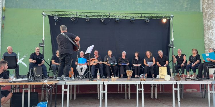 El Campo de Peñaranda disfruta del recital del taller de canto y de las exposiciones de los artistas locales Victoria y Alfonso