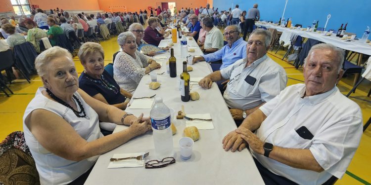 Cantalpino despide sus fiestas con el tradicional Día de los Mayores que han compartido una cena de arroz con bogavante