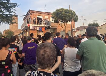Cantaracillo da el pistoletazo de salida a sus esperadas fiestas de la Asunción y San Roque con un animado desfile de peñas