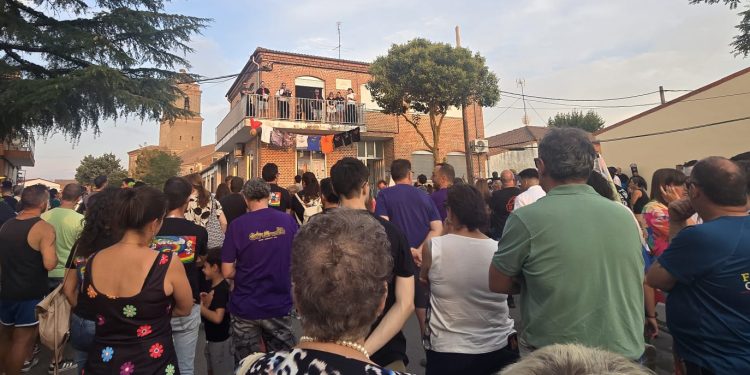 Cantaracillo da el pistoletazo de salida a sus esperadas fiestas de la Asunción y San Roque con un animado desfile de peñas