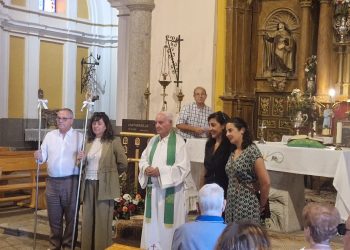 San Roque tiene ya nuevos mayordomos en Cantaracillo: Adrián Romero y Mercedes Gutiérrez reciben las varas de su cargo