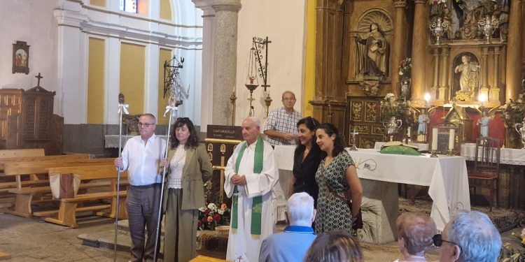 San Roque tiene ya nuevos mayordomos en Cantaracillo: Adrián Romero y Mercedes Gutiérrez reciben las varas de su cargo