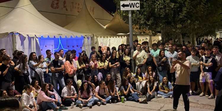 Ambientazo de madrugada en Peñaranda con el concurso que buscó al más bobo de las 50 carpas en el «barrio» de las peñas