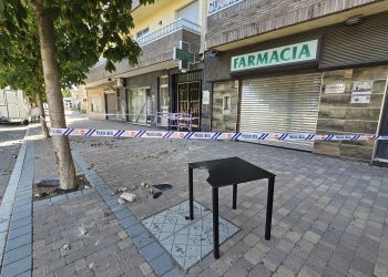 «Milagro» en el Paseo de la Estación de Peñaranda tras la caída de cascotes de la fachada de un edificio sin causar daños personales