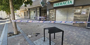«Milagro» en el Paseo de la Estación de Peñaranda tras la caída de cascotes de la fachada de un edificio sin causar daños personales