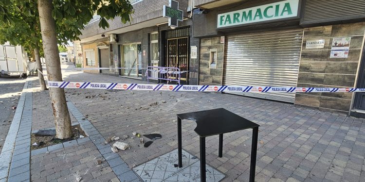 «Milagro» en el Paseo de la Estación de Peñaranda tras la caída de cascotes de la fachada de un edificio sin causar daños personales