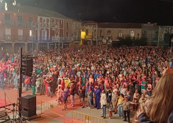 El pasacalles pirotécnico Damonion llena de público las calles de Peñaranda en una noche de fuego, pólvora y espectáculo
