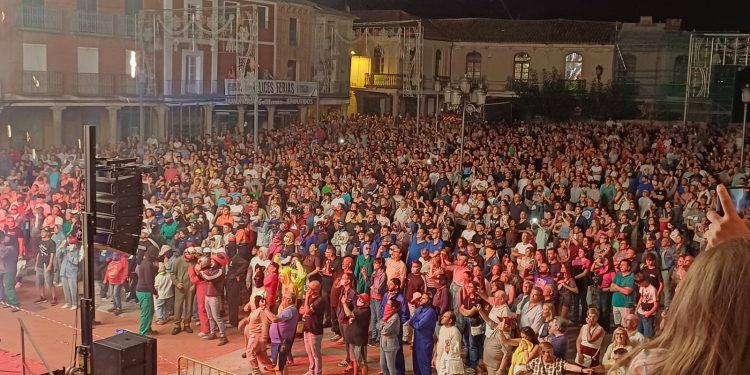 El pasacalles pirotécnico Damonion llena de público las calles de Peñaranda en una noche de fuego, pólvora y espectáculo