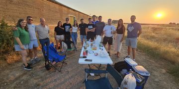 El azud de Riolobos ofrece una espectacular visión del eclipse y atrae a cientos de personas para vivir el fenómeno astronómico