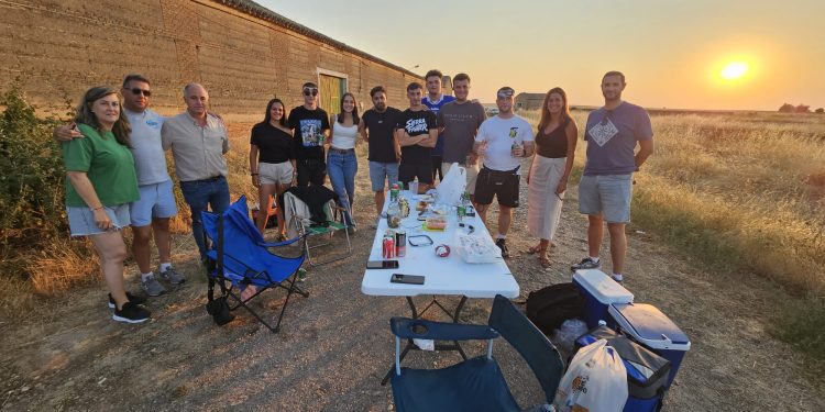 El azud de Riolobos ofrece una espectacular visión del eclipse y atrae a cientos de personas para vivir el fenómeno astronómico