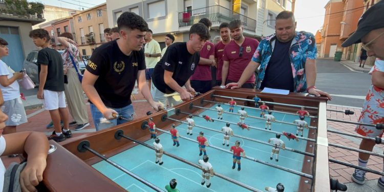 Más de 150 partidas solidarias a favor de Acopedis en Peñaranda en el campeonato de futbolín de la peña Los Flamencos