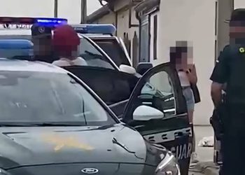La presión vecinal gana en Garcihernández y los okupas abandonan la vivienda en medio de un gran despliegue policial