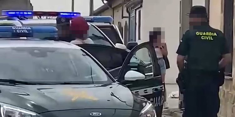 La presión vecinal gana en Garcihernández y los okupas abandonan la vivienda en medio de un gran despliegue policial