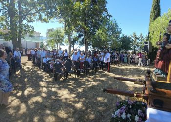 Paradinas de San Juan acompaña a la Virgen del Hinojal en el regreso a su ermita donde se ha oficiado la misa al aire libre