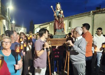 Paradinas de San Juan recibe a la Virgen del Hinojal entre emoción, devoción y tradición con todo el pueblo en la calle