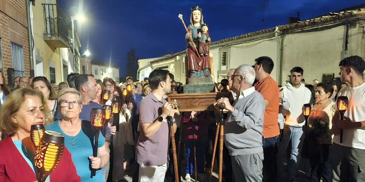Paradinas de San Juan recibe a la Virgen del Hinojal entre emoción, devoción y tradición con todo el pueblo en la calle