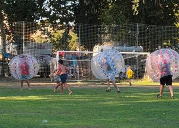 Niños y adultos disfrutan en Huerta del tiro con arco, futbola y plataforma 360 en un fin de semana a la espera de los ‘ofnis» hoy