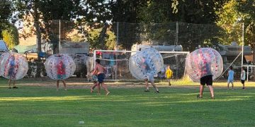 Niños y adultos disfrutan en Huerta del tiro con arco, futbola y plataforma 360 en un fin de semana a la espera de los ‘ofnis» hoy