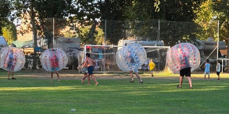 Niños y adultos disfrutan en Huerta del tiro con arco, futbola y plataforma 360 en un fin de semana a la espera de los ‘ofnis» hoy