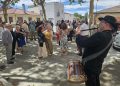 Huerta celebra a su patrón San Bartolo con misa, procesión y el tradicional reparto de sangría en colaboración con la peña Desfase