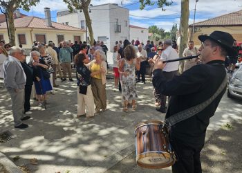 Huerta celebra a su patrón San Bartolo con misa, procesión y el tradicional reparto de sangría en colaboración con la peña Desfase