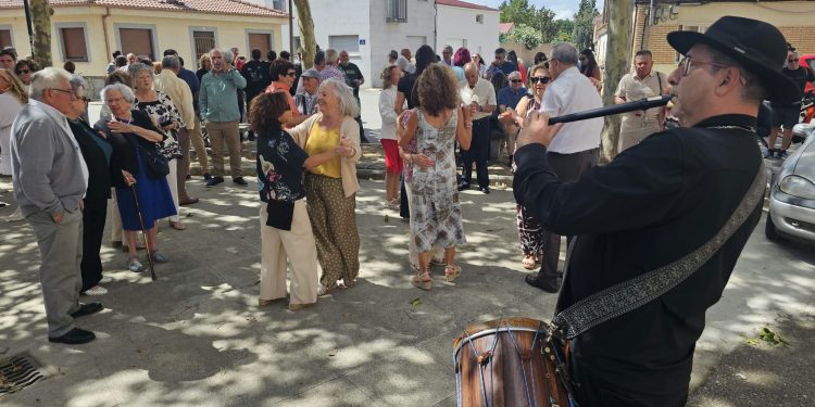 Huerta celebra a su patrón San Bartolo con misa, procesión y el tradicional reparto de sangría en colaboración con la peña Desfase