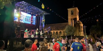 Aldeaseca de la Frontera mantiene su apuesta por los conciertos de calidad y disfruta en la plaza con el grupo «Haciendo el indie»