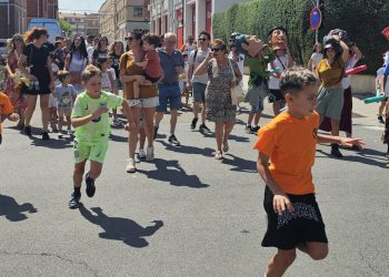 La infancia protagoniza la mañana del miércoles de ferias en Peñaranda con un cuentacuentos y el desfile de los cabezudos