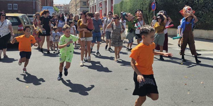 La infancia protagoniza la mañana del miércoles de ferias en Peñaranda con un cuentacuentos y el desfile de los cabezudos