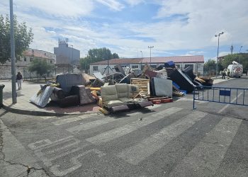 Operarios municipales de Peñaranda retiran cientos de kilos de muebles y electrodomésticos en la zona de las carpas de peñas