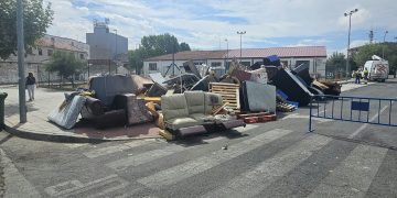 Operarios municipales de Peñaranda retiran cientos de kilos de muebles y electrodomésticos en la zona de las carpas de peñas
