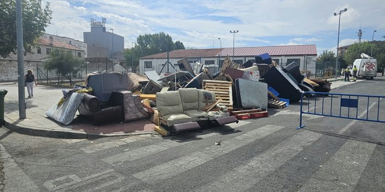 Operarios municipales de Peñaranda retiran cientos de kilos de muebles y electrodomésticos en la zona de las carpas de peñas