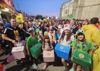 Apoteosis festiva de las peñas en Macotera: de los San Roques a los cocineros y policías pasando por animadoras y granjeros
