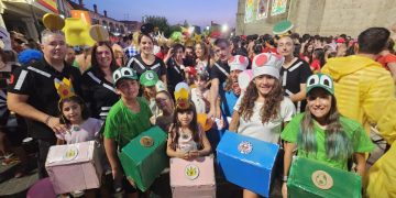 Apoteosis festiva de las peñas en Macotera: de los San Roques a los cocineros y policías pasando por animadoras y granjeros