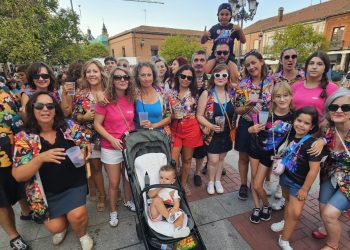 Peñaranda vive ya su apoteosis festiva con la multitudinaria y colorida concentración de las peñas en la plaza de España